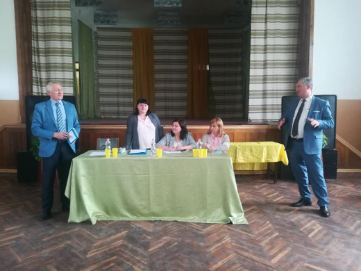 Виступають голова ТГ Манолій Піцуряк та представник обкому Профспілки Валерій Крецул