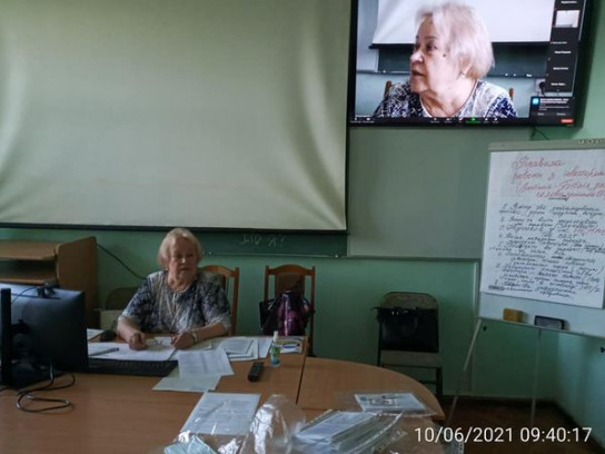 Н. Гушпіт виступає перед учасниками семінару